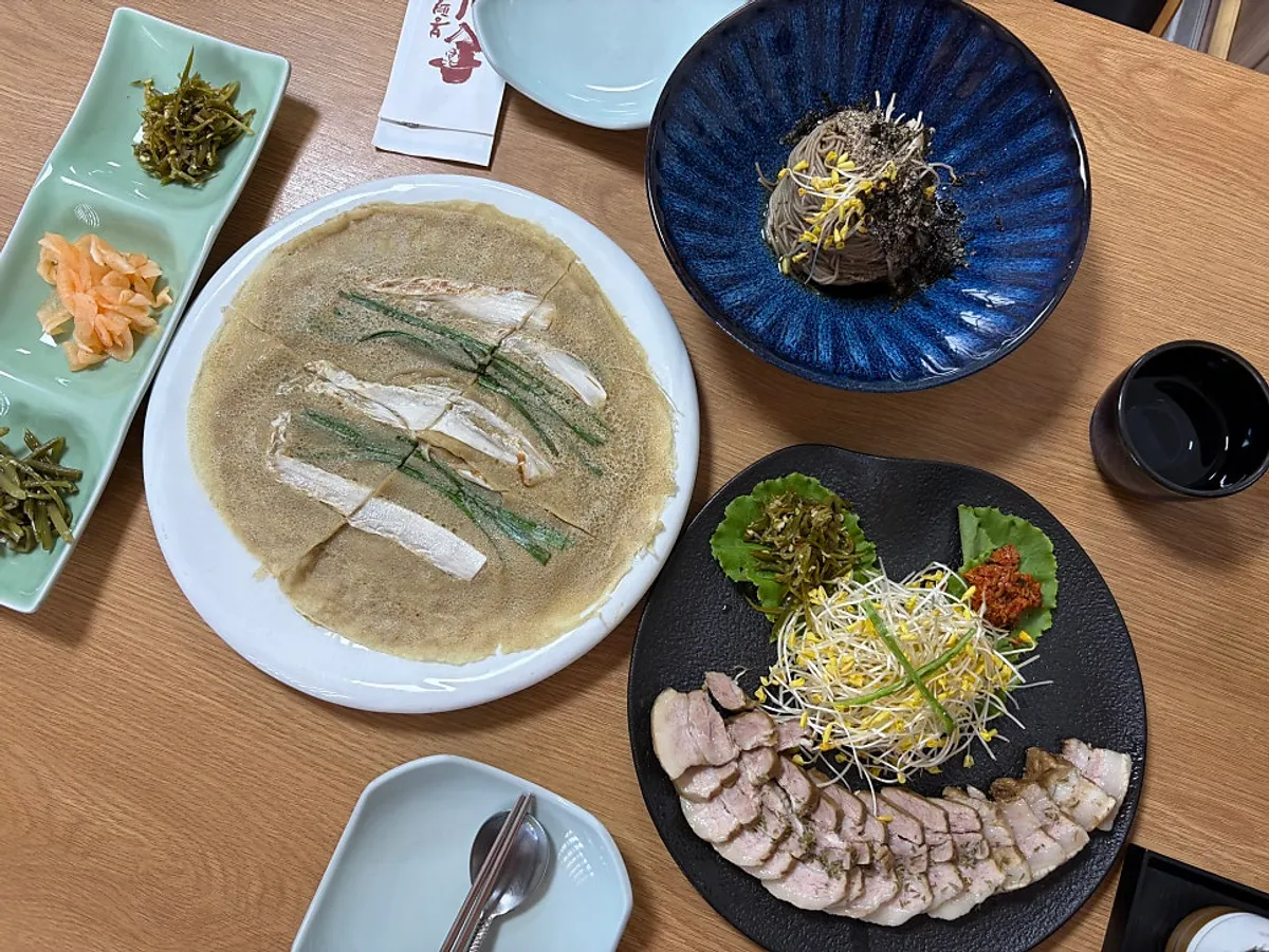 메밀싹 수육과 미가면, 메밀전이 함께 놓인 상