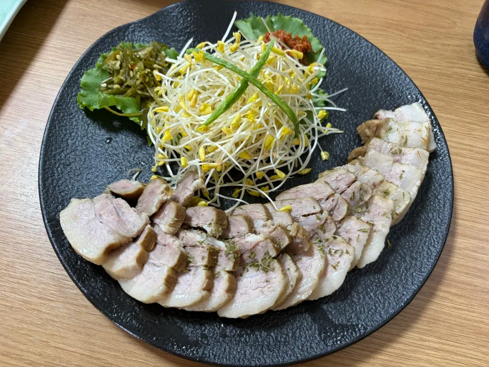 메밀싹이 올라간 봉평메밀미가연 메밀싹 수육