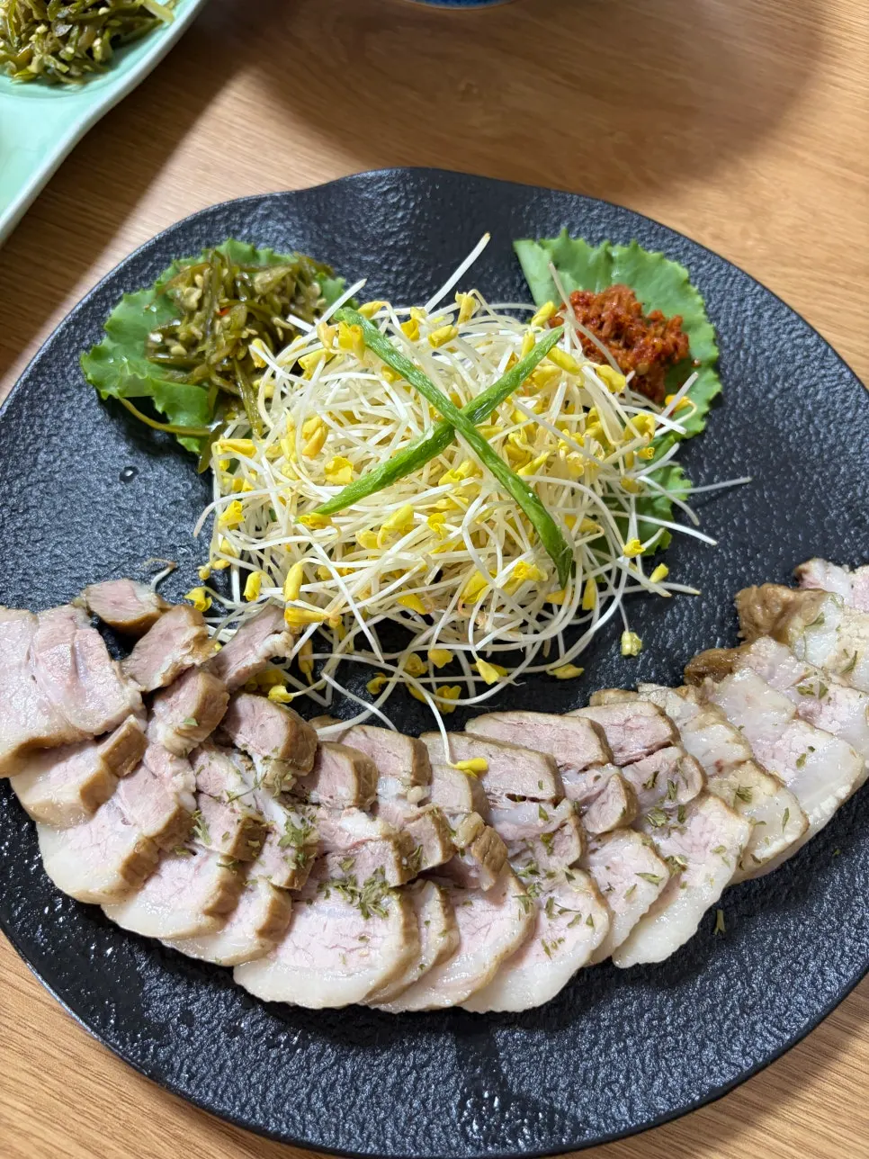 메밀싹 수육 접시 세로 사진