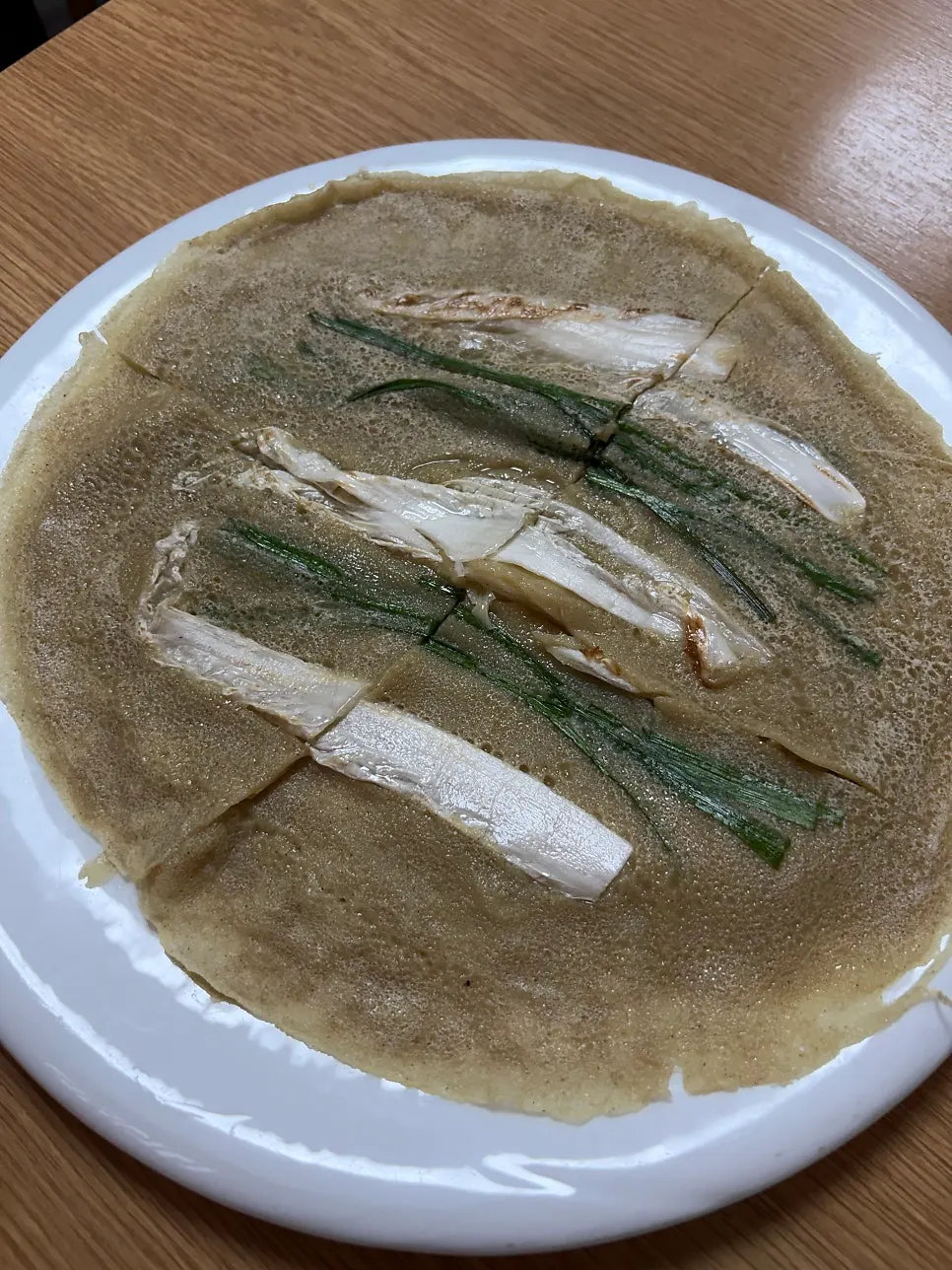 한 조각 집어든 수제 메밀전