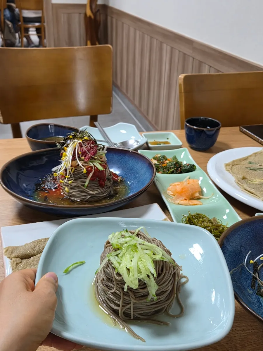 Table with both the plain and mixed makguksu together