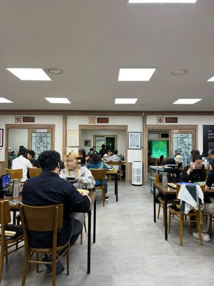 Spacious dining hall seating at Bongpyeong Memil Migayeon