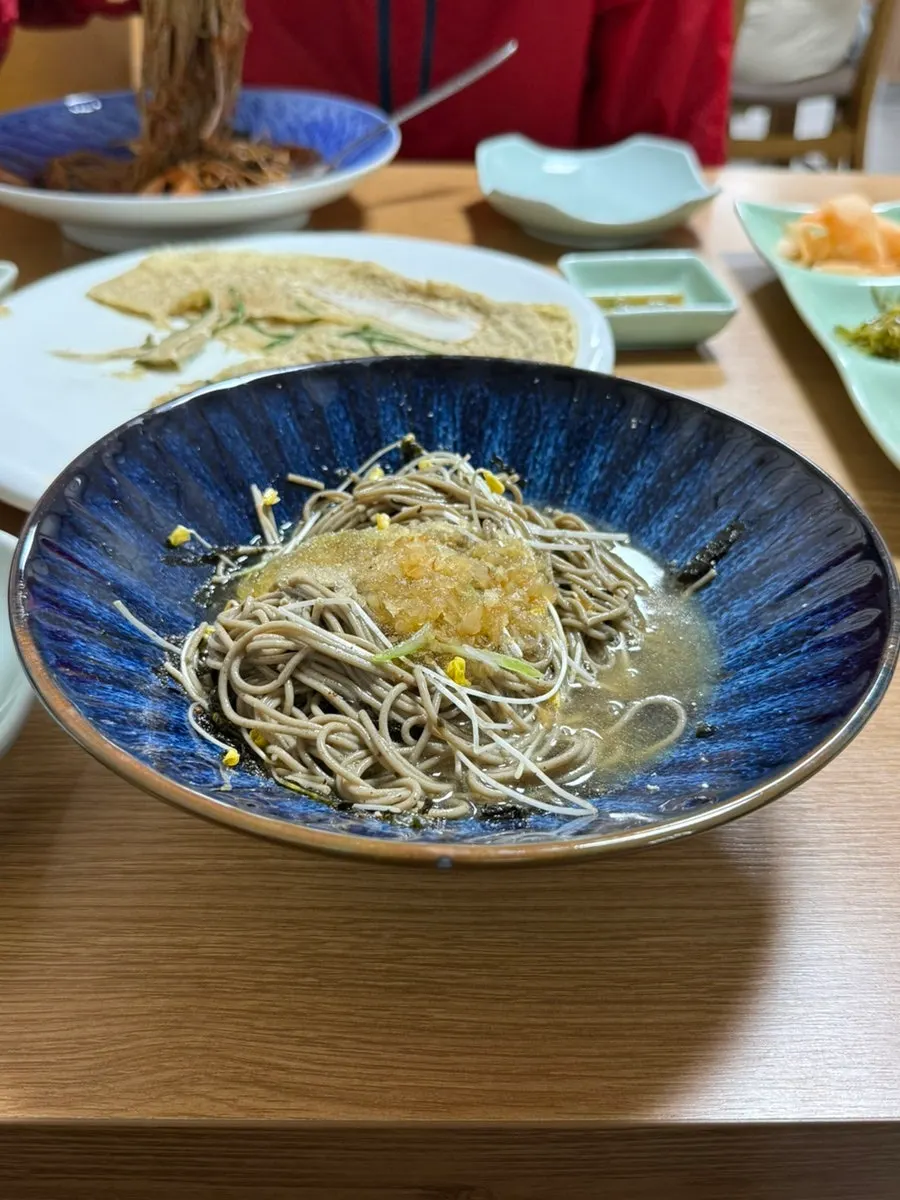 Chopsticks lifting 100% buckwheat noodles