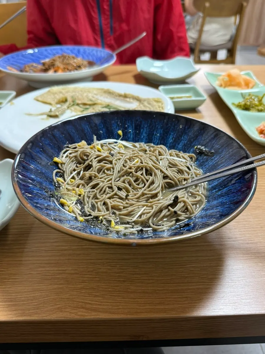 Buckwheat noodles with added broth and vinegar