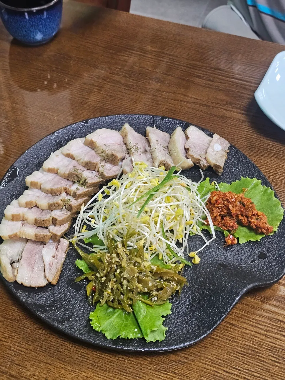 메밀싹이 올라간 메밀싹 수육 한 접시