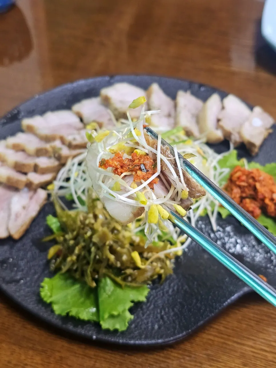 잘 삶아진 돼지고기 수육 클로즈업