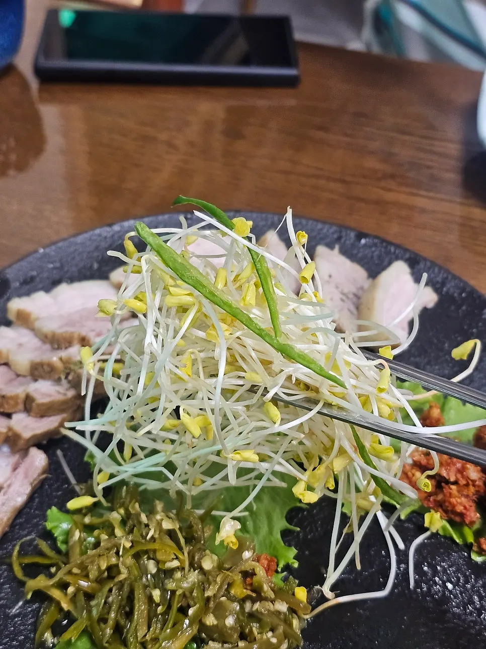 수육에 메밀싹을 얹은 모습