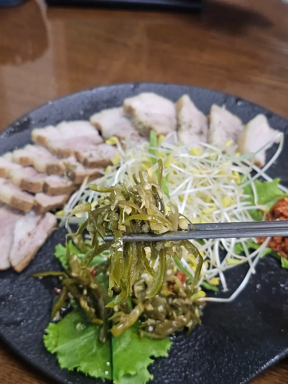 특제 양념을 올린 수육 한 점
