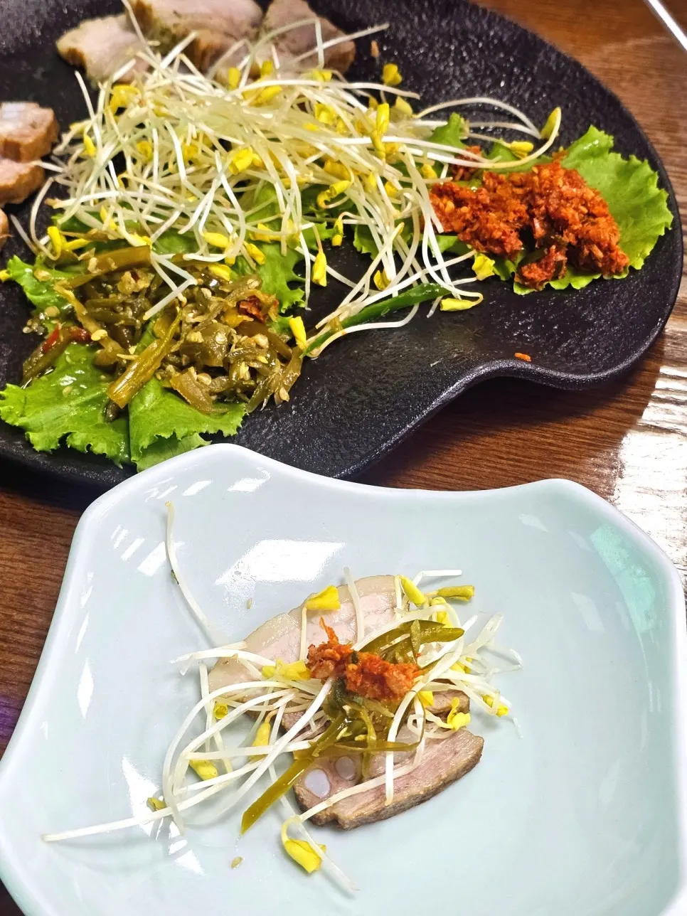 메밀싹 수육 한 상 차림