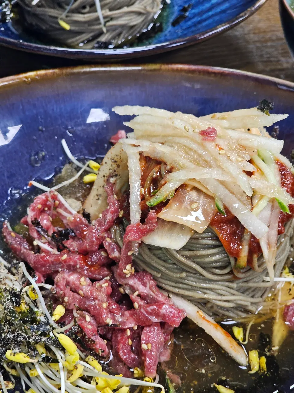 육회비빔국수를 비빈 모습