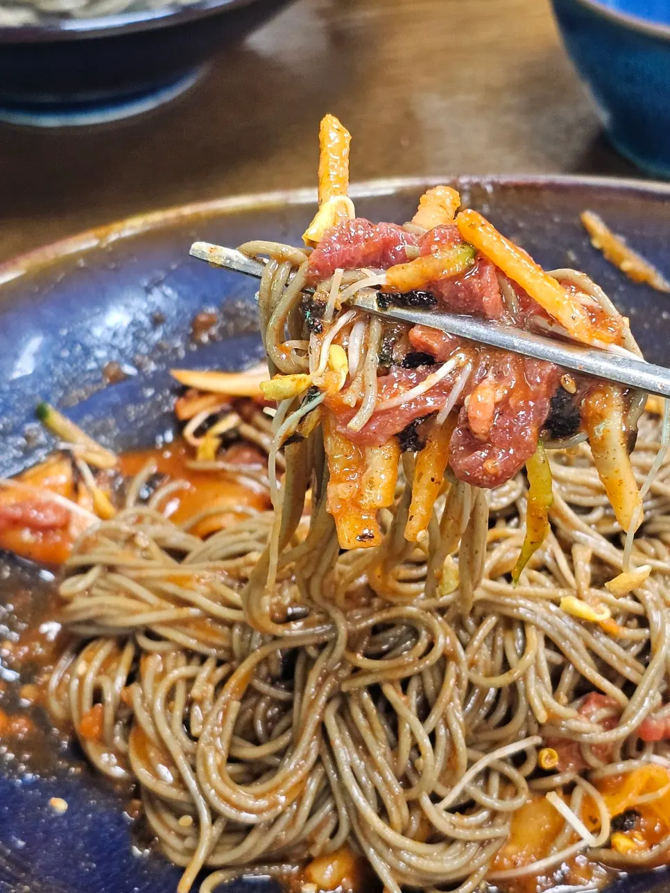 육회비빔국수 한 그릇 클로즈업