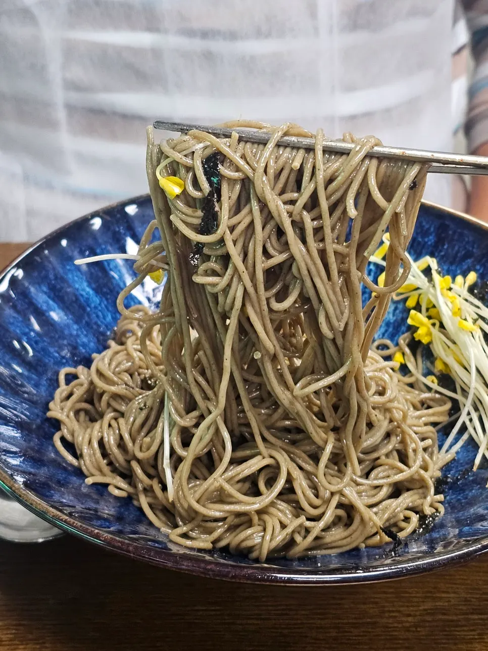 메밀싹이 올라간 메밀미가연 국수