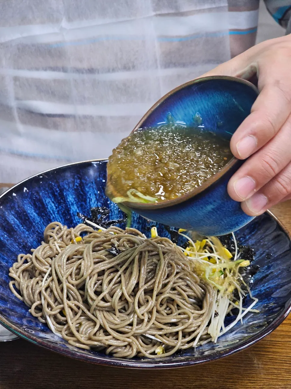 메밀국수와 함께 차려진 상