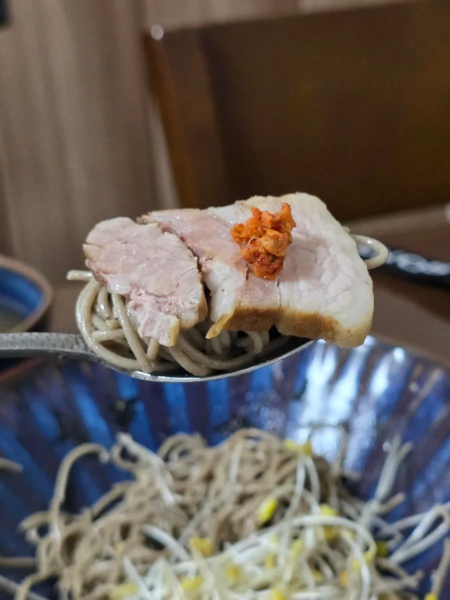 Buckwheat noodles topped with vinegared kelp