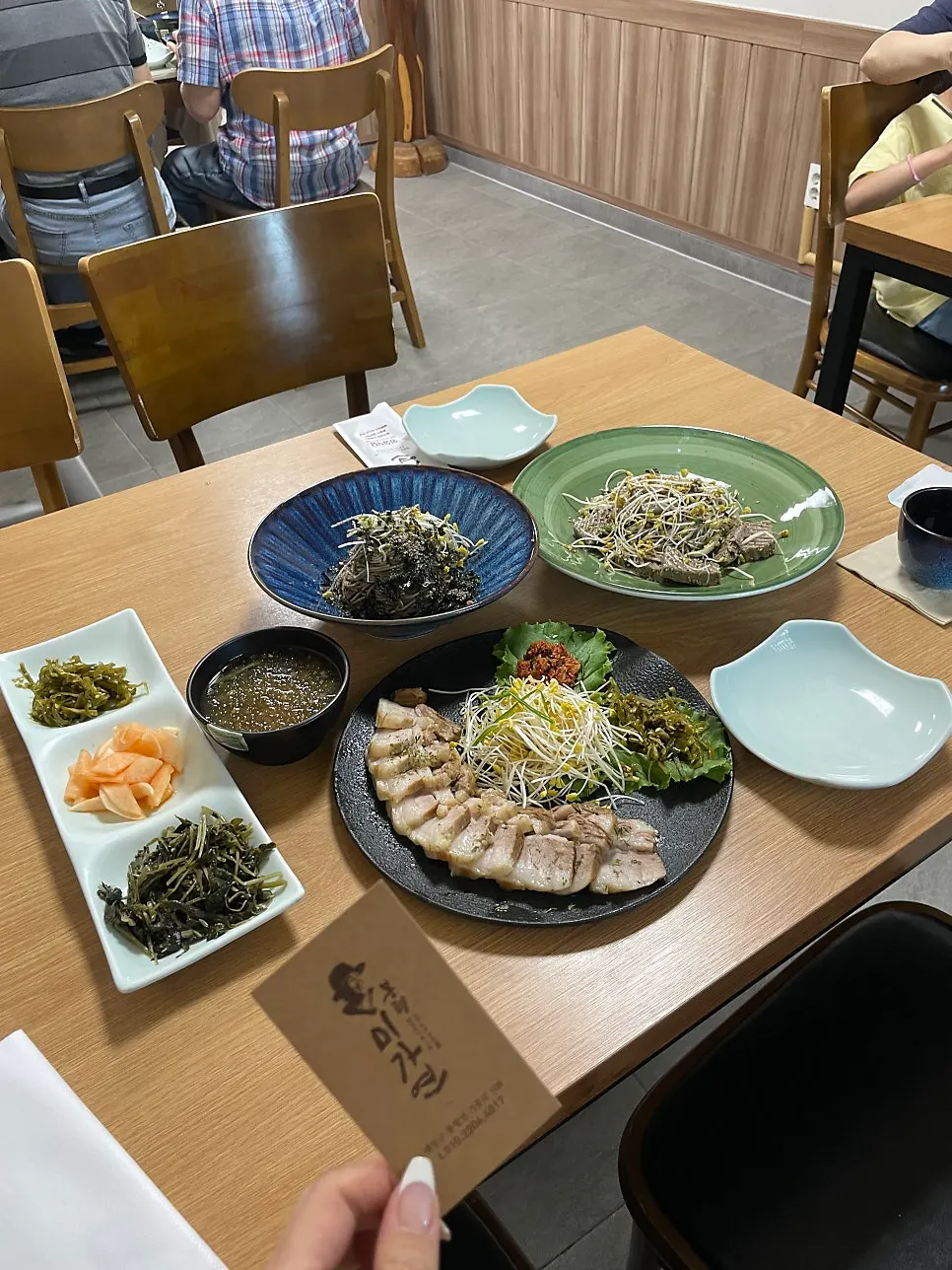 예쁜 식기에 담긴 물미가면