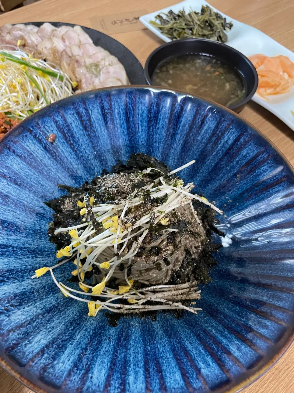 메밀싹 수육과 양념 새우젓