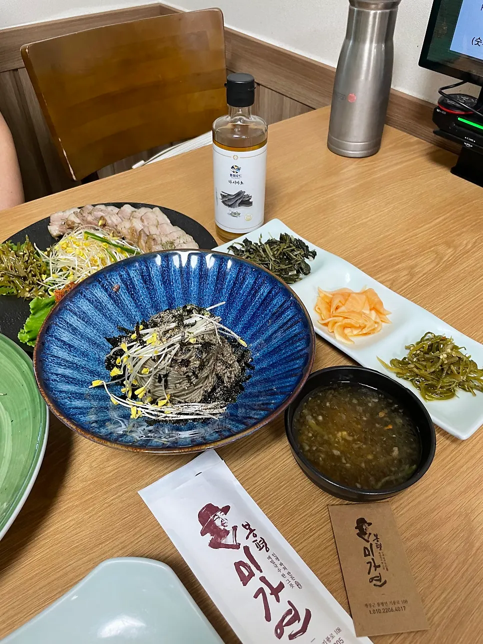 수육을 메밀싹과 함께 싼 한 입