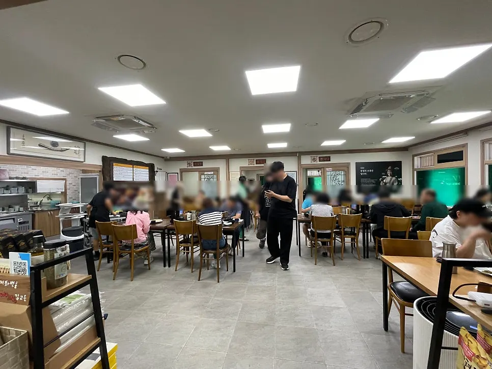 봉평메밀미가연 넓은 홀 테이블