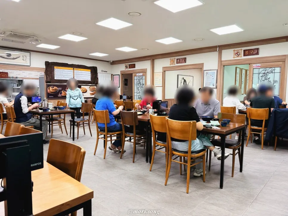 Main hall at Bongpyeong Memil Migayeon with roomy table spacing