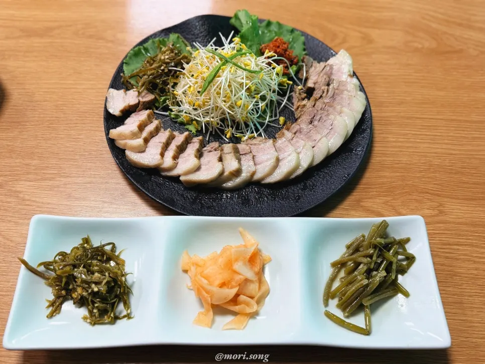 Buckwheat noodle dishes plated at Bongpyeong Memil Migayeon