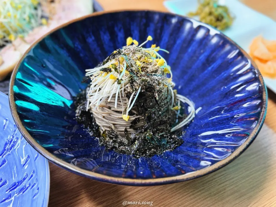 Mixing the memil bibim guksu noodles