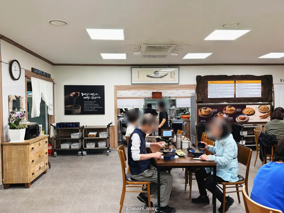Relaxed seating at Bongpyeong Memil Migayeon on a quiet weekday