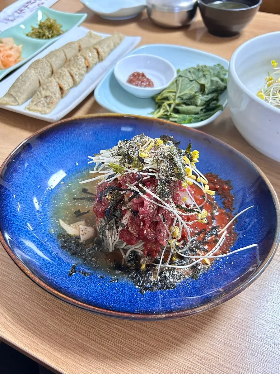 대관령한우 육회를 올린 이대팔 메밀 육회 비빔국수