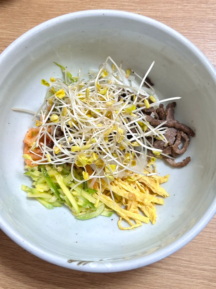메밀싹과 불고기가 올라간 메밀싹 불고기비빔밥