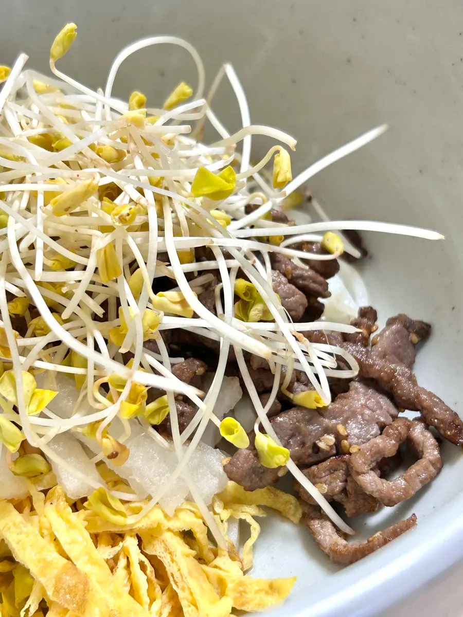 간장 베이스로 양념된 불고기비빔밥 상차림