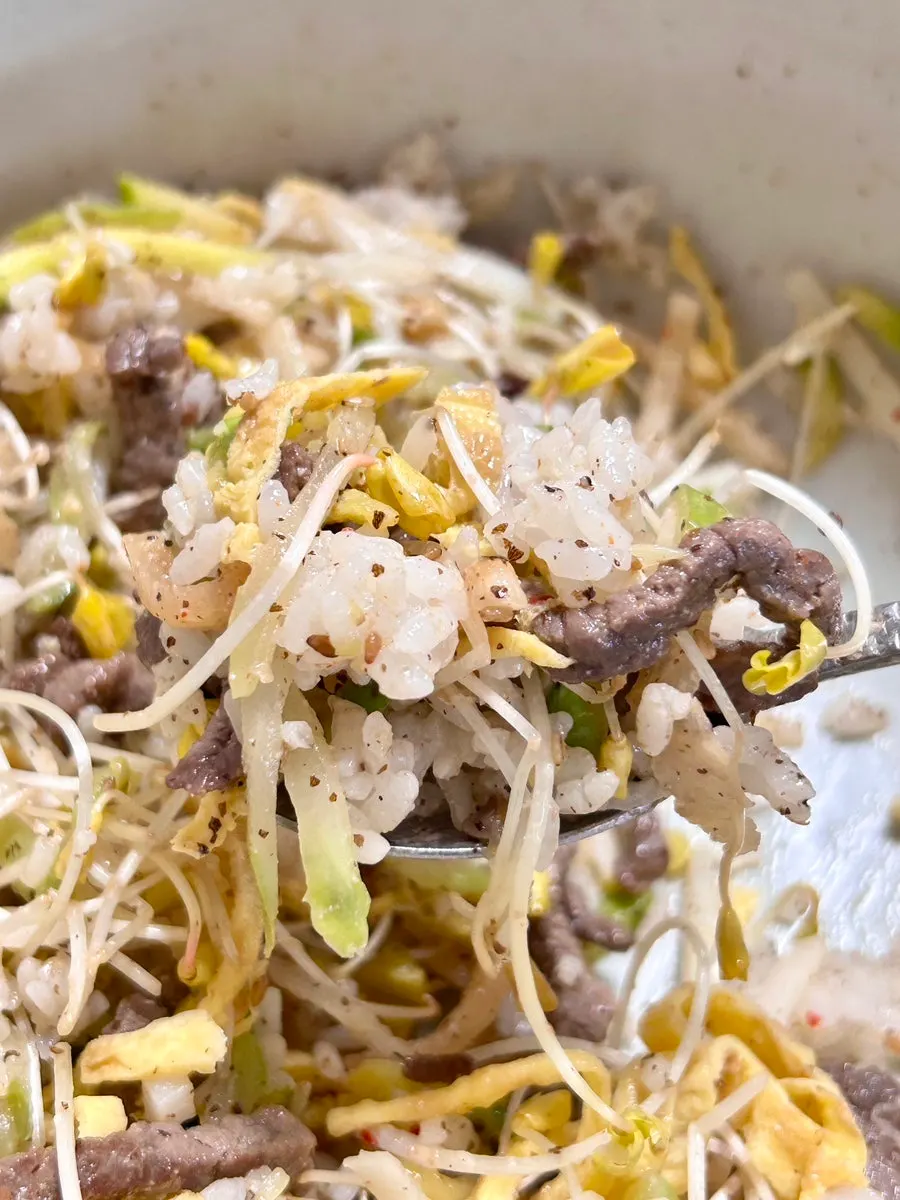 비벼낸 메밀싹 불고기비빔밥 한 그릇