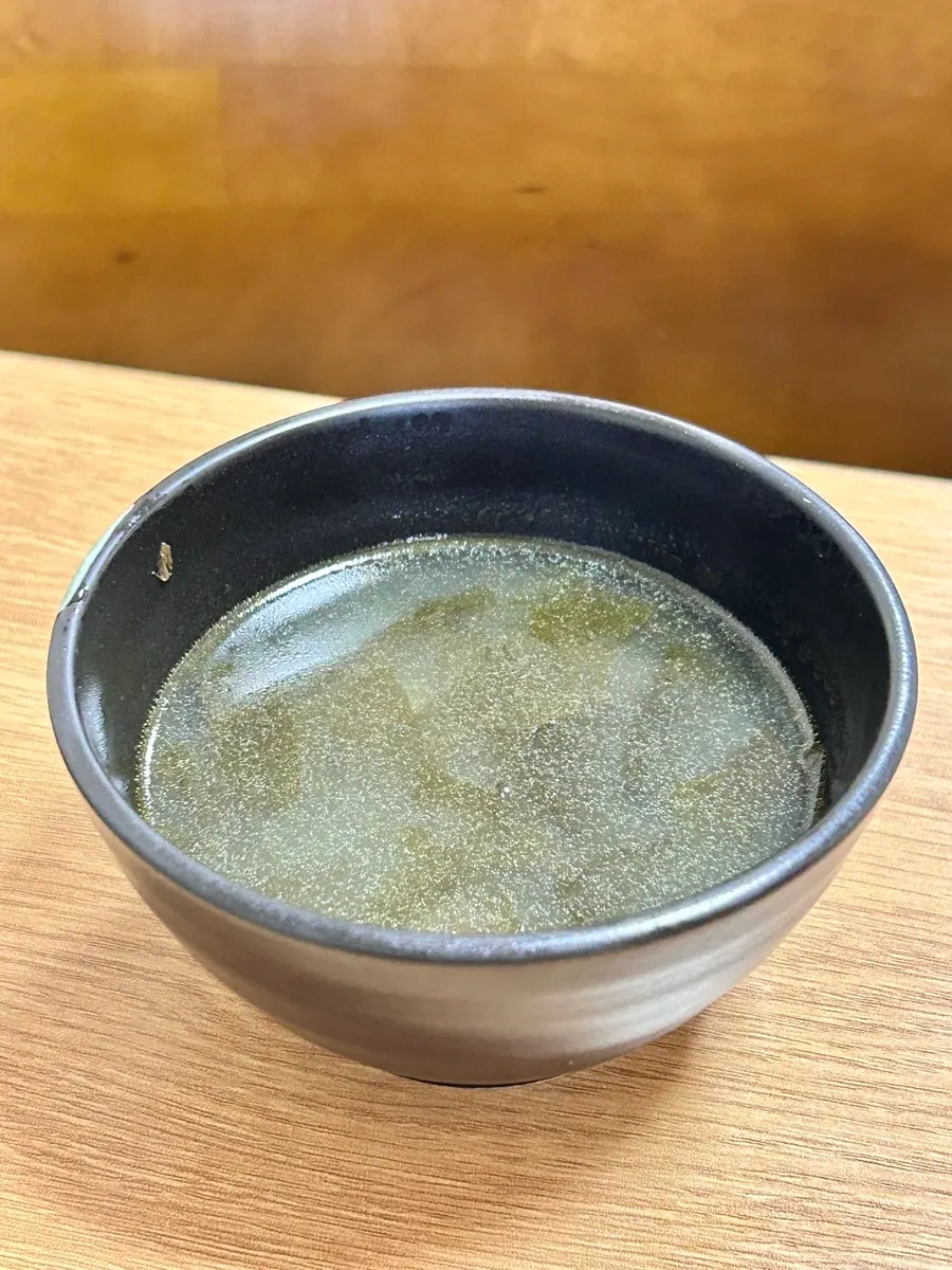 비빔밥에 곁들여 나온 호박잎 접시