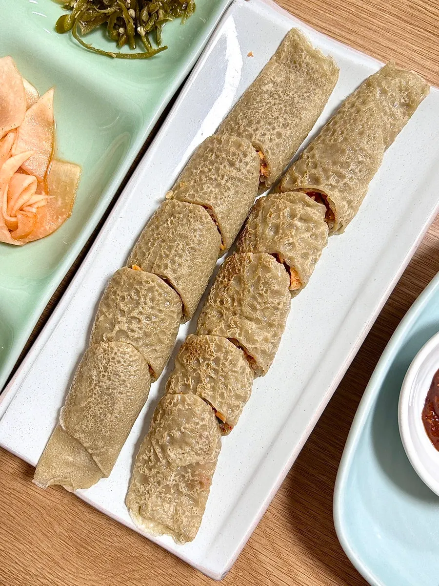 김치 소를 채운 수제 메밀전병 한 접시