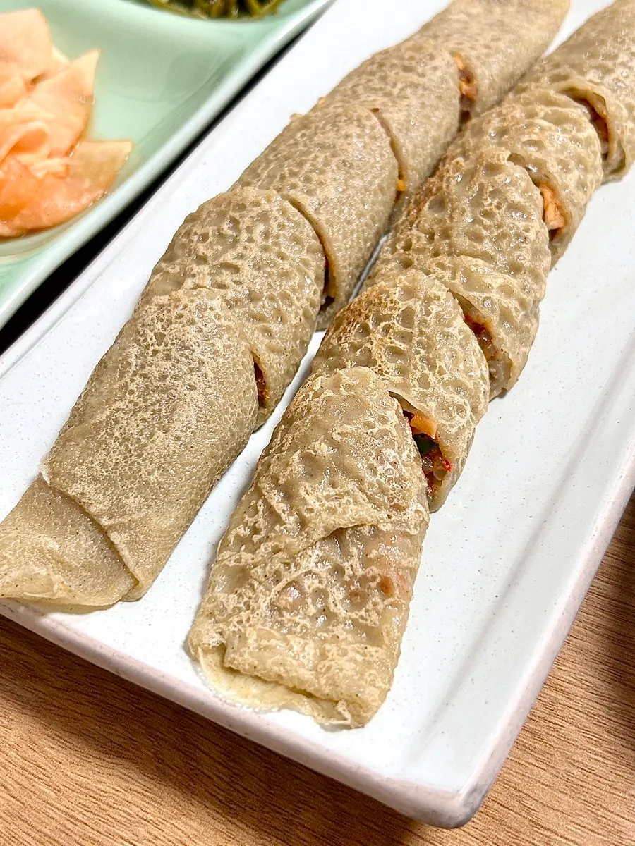 메밀전병 단면과 다진 김칫소