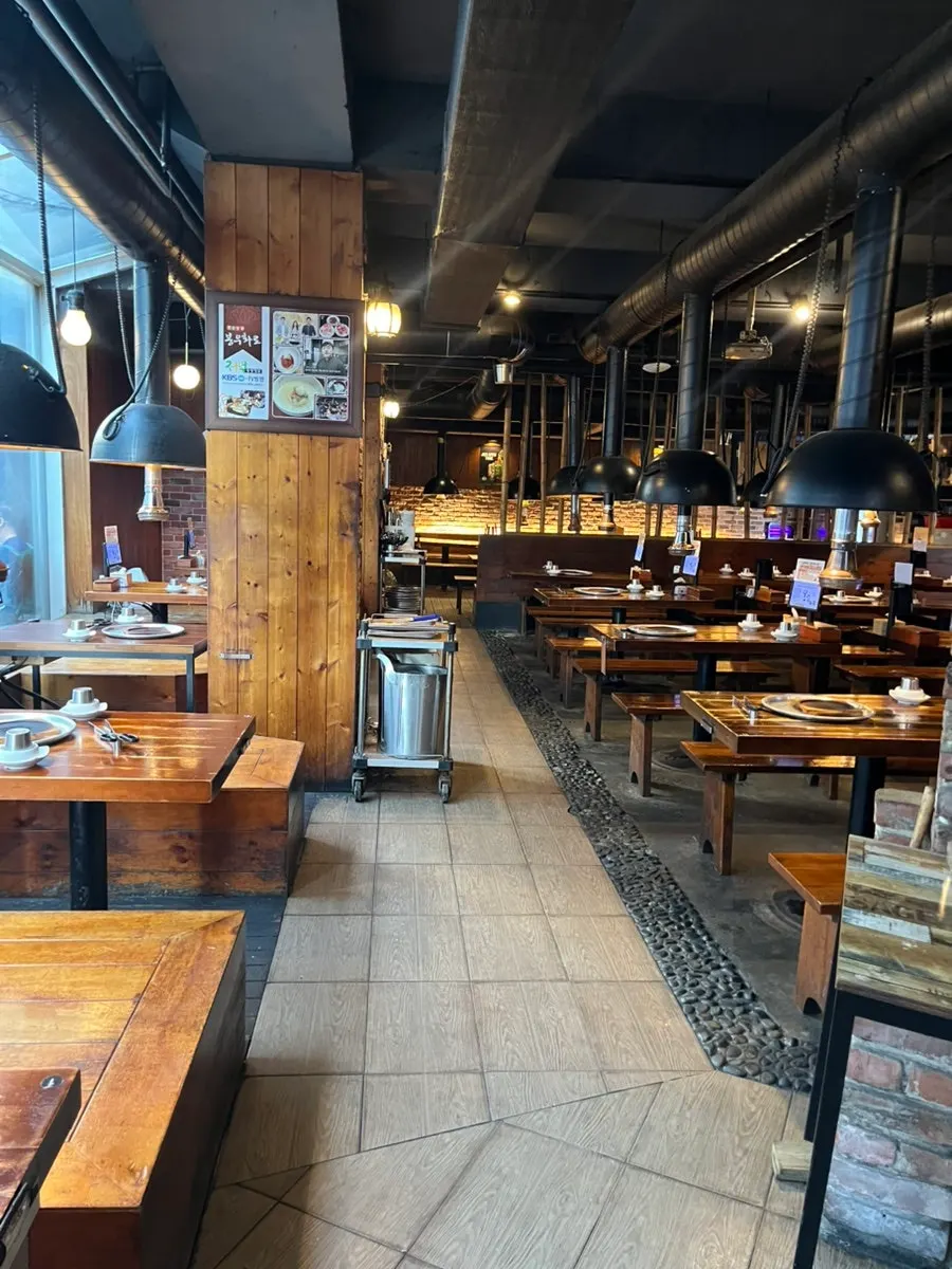 150석 규모의 봉우화로 강남점 넓은 매장 내부