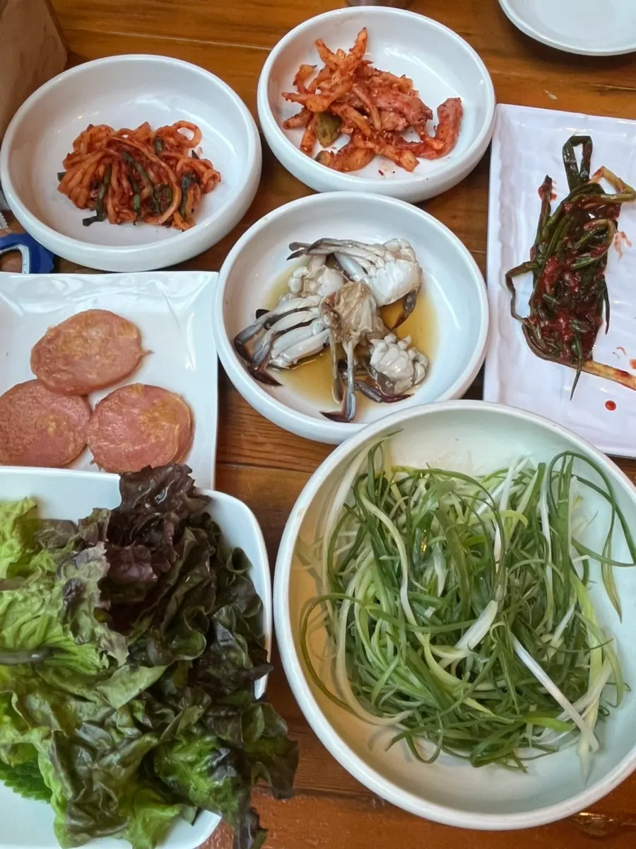 간장게장과 쪽파김치가 포함된 봉우화로 기본반찬 한 상