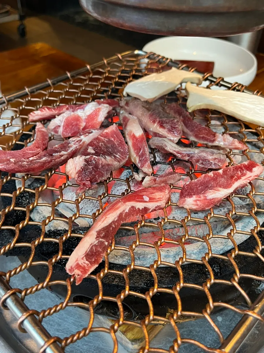고기 굽기 전 준비된 참숯 화로