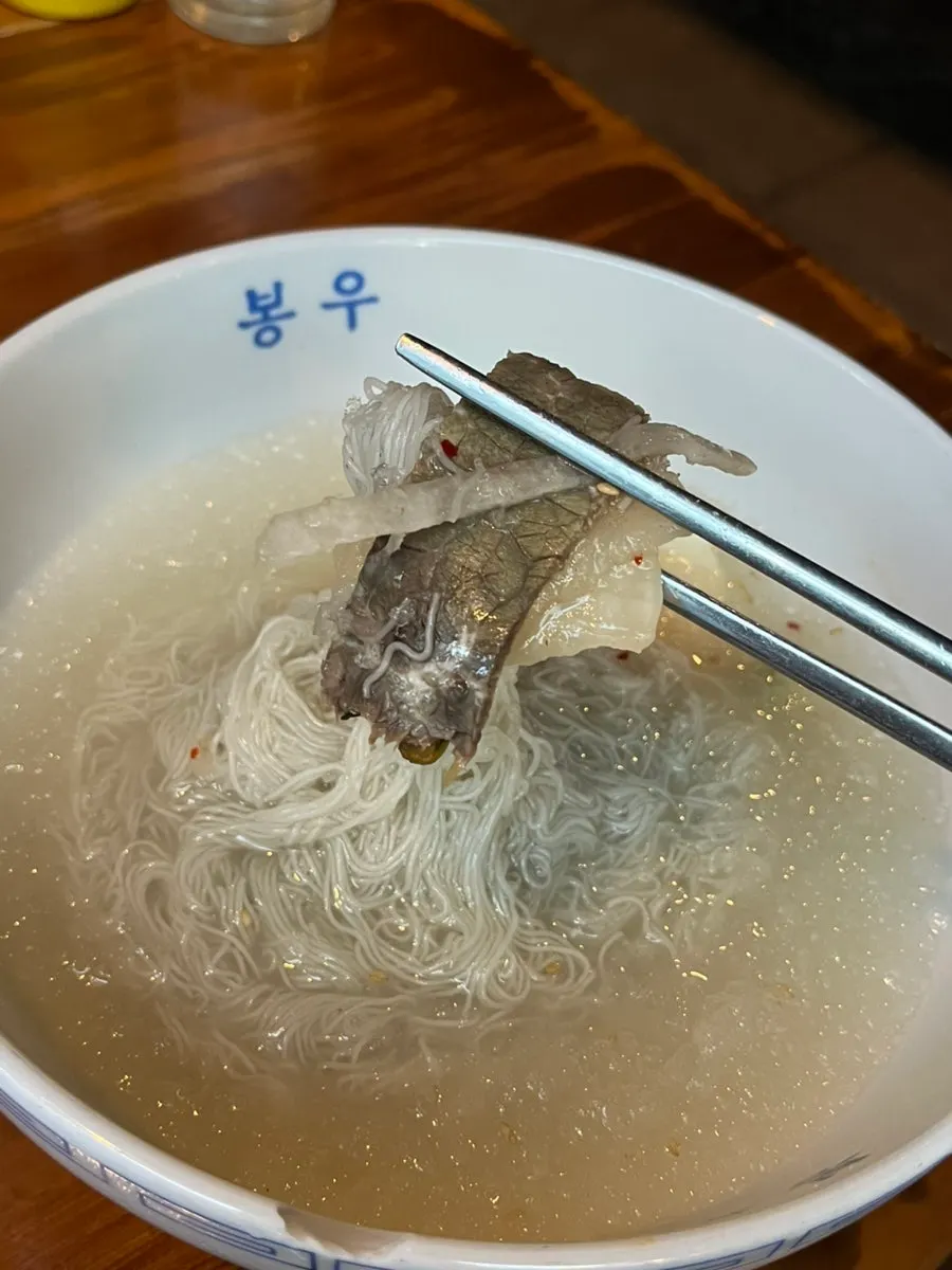 고기와 삶은 계란 고명이 올라간 물냉면
