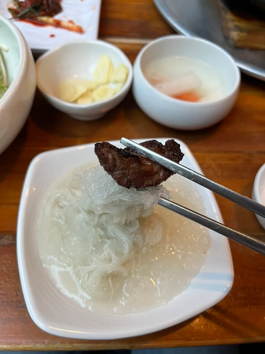 소갈비살과 냉면을 함께 먹는 상차림