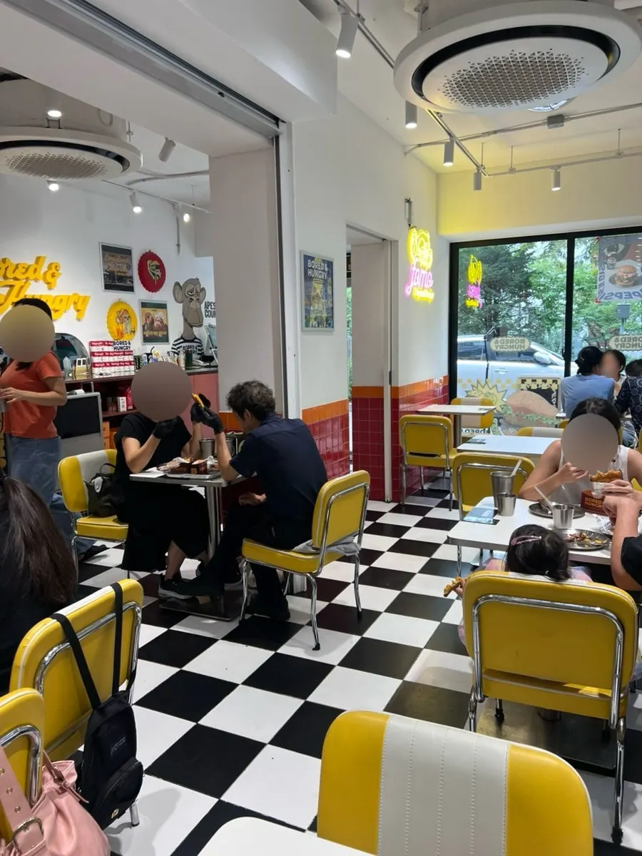 カラフルに飾られた1階の店内の雰囲気