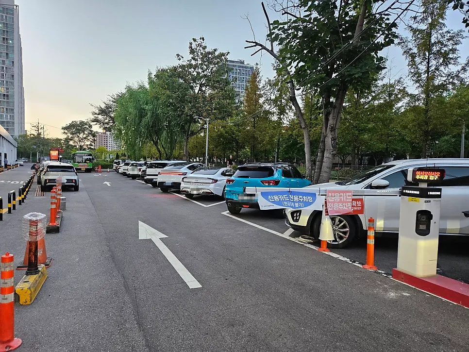 Parking spaces at Sinsu Public Parking Lot on a weekend evening
