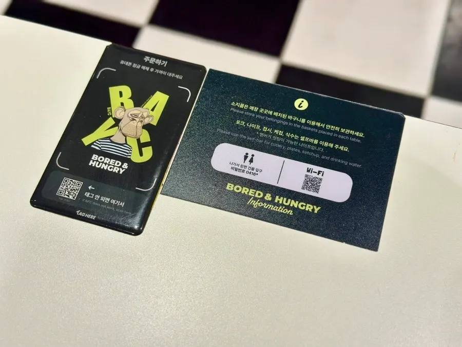 Sign explaining QR code ordering at the table