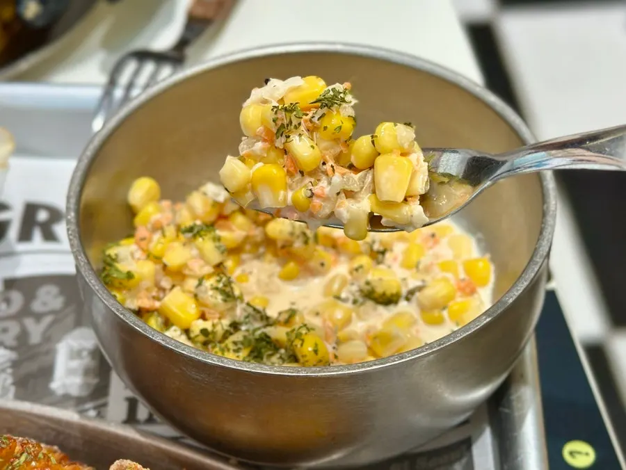 Corn salad with a smooth sauce