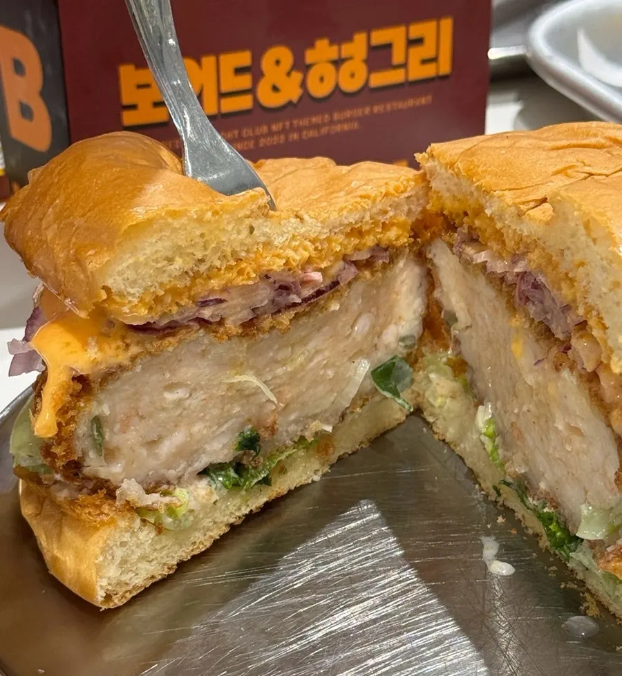 브리오슈번과 적양파가 보이는 새우버거 단면