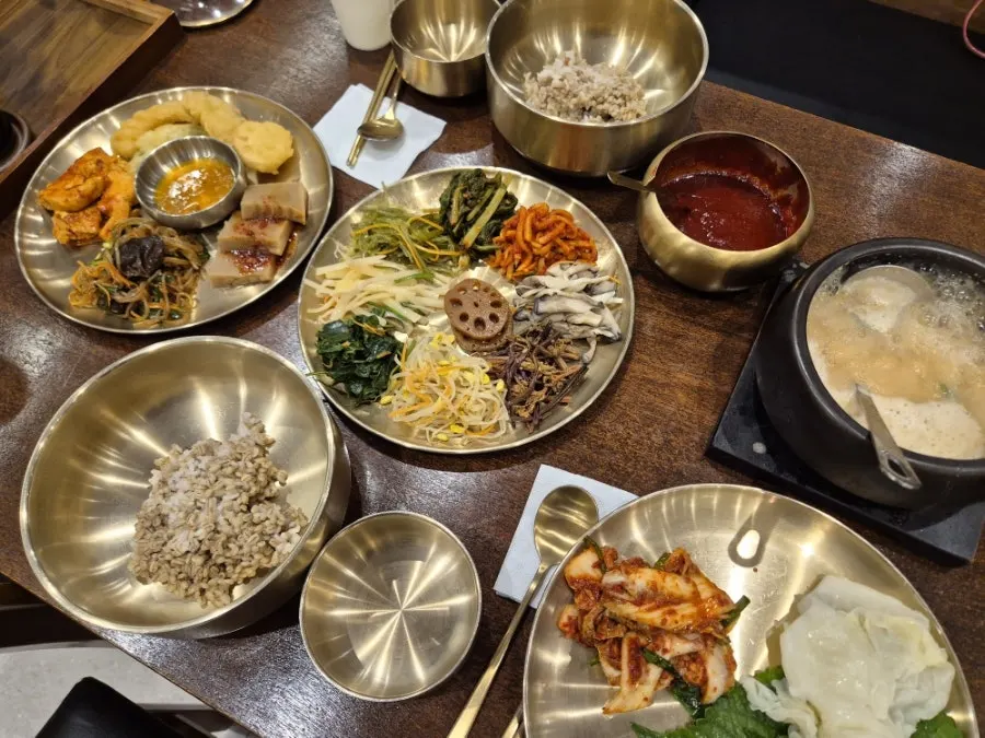 테이블에 세팅된 뚝배기 된장찌개