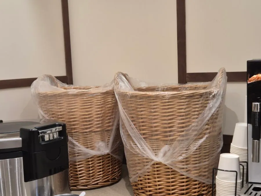 대나무 양동이에 담긴 튀밥과 보리 과자