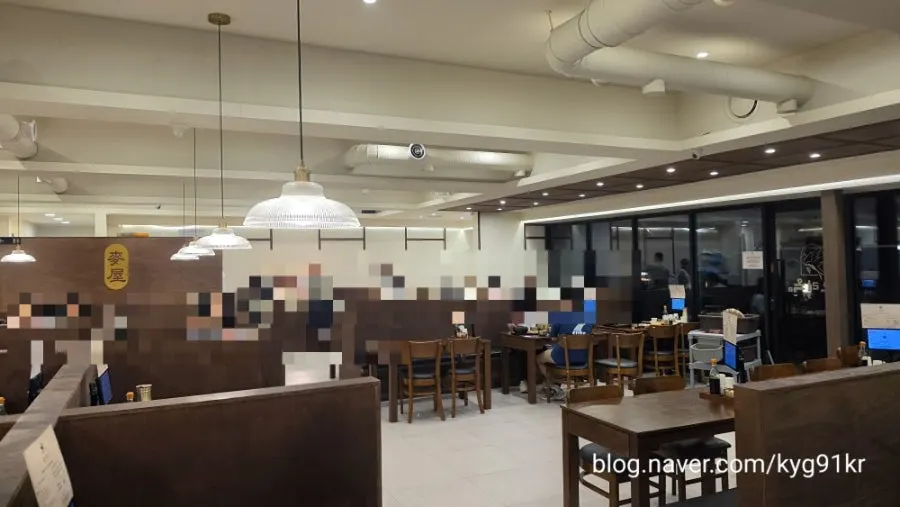 보리옥 본점 매장 내부와 테이블