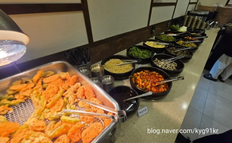 나물과 밑반찬이 놓인 보리옥 셀프바
