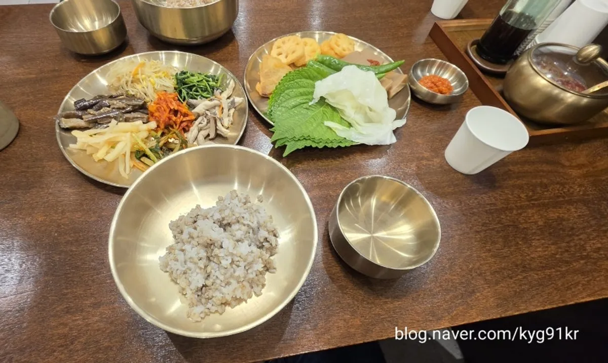 나물을 담아 고추장과 참기름으로 비빈 보리비빔밥