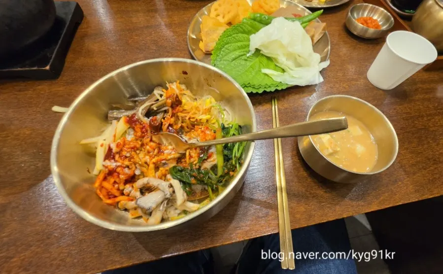 셀프바에서 담아온 나물 반찬 한 접시