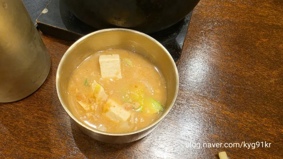보리밥과 나물, 반찬, 찌개가 차려진 한 상